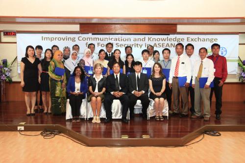 พิธีปิดการอบรมเรื่อง Improving Communications and Knowledge Exchange