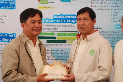 สศก. ร่วมพิธีเปิดงาน  เกษตรและของดีเมืองอ่างทอง 2 