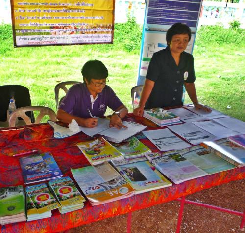 สศข.2 ร่วมคลินิกเกษตรเคลื่อนที่ในพระราชานุเคราะห์ฯ อำเภอบ้านด่านลานหอยจังหวัดสุโขทัย