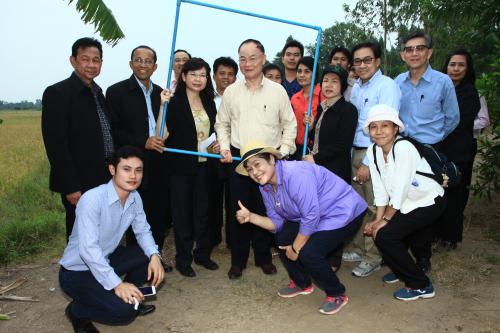 เลขานุการ รมว.กษ. กับ สศก. ลงพื้นที่สำรวจข้อมูลปริมาณการผลิต และวิธีการตั้งแปลงเก็บเกี่ยวผลผลิตข้าวต่อไร่ จ.ชลบุรี