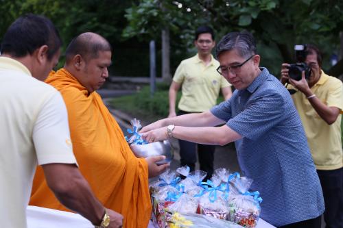 สศก. จัดกิจกรรมตักบาตรพระสงฆ์ เฉลิมพระเกียรติฯ