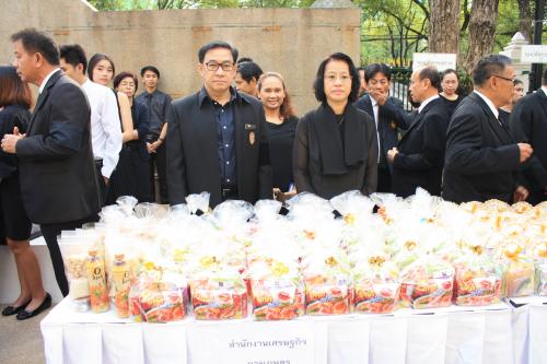 สศก. ร่วมพิธีบำเพ็ญกุศล และพิธีทำบุญตักบาตร เพื่อถวายเป็นพระราชกุศลพระบาทสมเด็จพระปรมินทรมหาภูมิพลอดุลยเดช