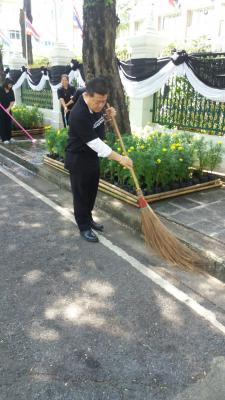 ลธก.ร่วมกิจกรรมจิตอาสาทำความสะอาดเตรียมความพร้อมในงานพระราชพิธีฯ