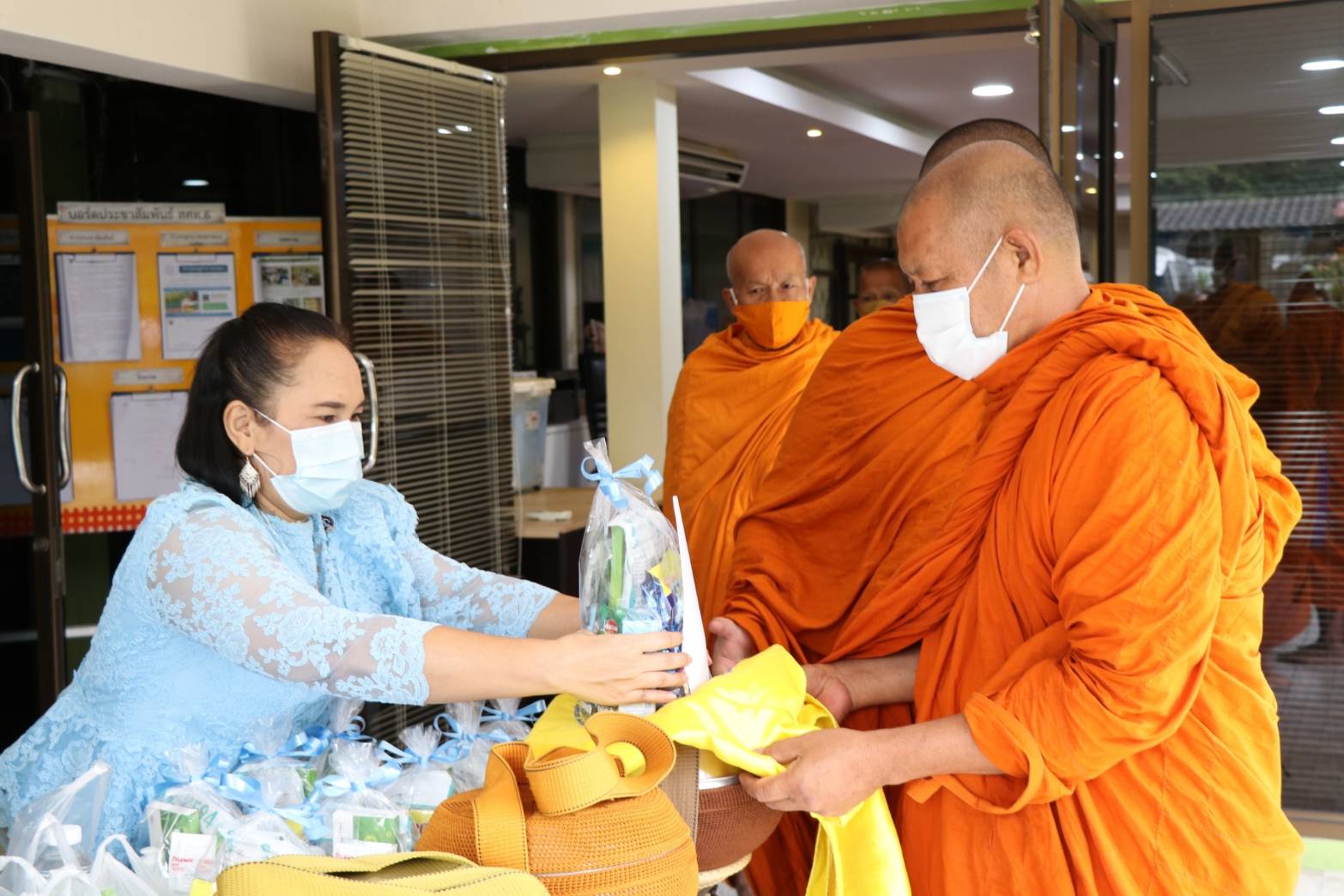 ผอ.สศท.6 พร้อมด้วยเจ้าหน้าที่จัดกิจกรรม “โครงการทำบุญตักบาตรข้าวสารอาหารแห้งและบำเพ็ญประโยชน์” เพื่อเฉลิมพระเกียรติสมเด็จพระนางเจ้าสิริกิต์ พระบรมราชินีนาถ พระบรมราชชนนีพันปีหลวง