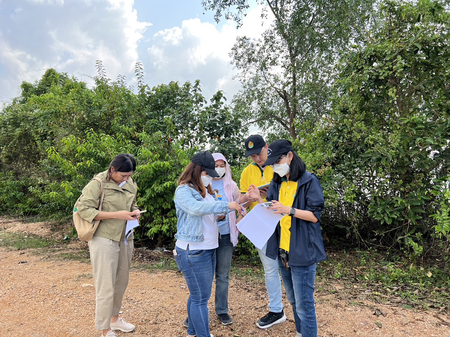 ศูนย์สารสนเทศการเกษตร ร่วมกับกองที่ดินของรัฐ สำนักงานคณะกรรมการนโยบายที่ดินแห่งชาติ ลงสำรวจพื้นที่บริเวณป่าชายเลน...