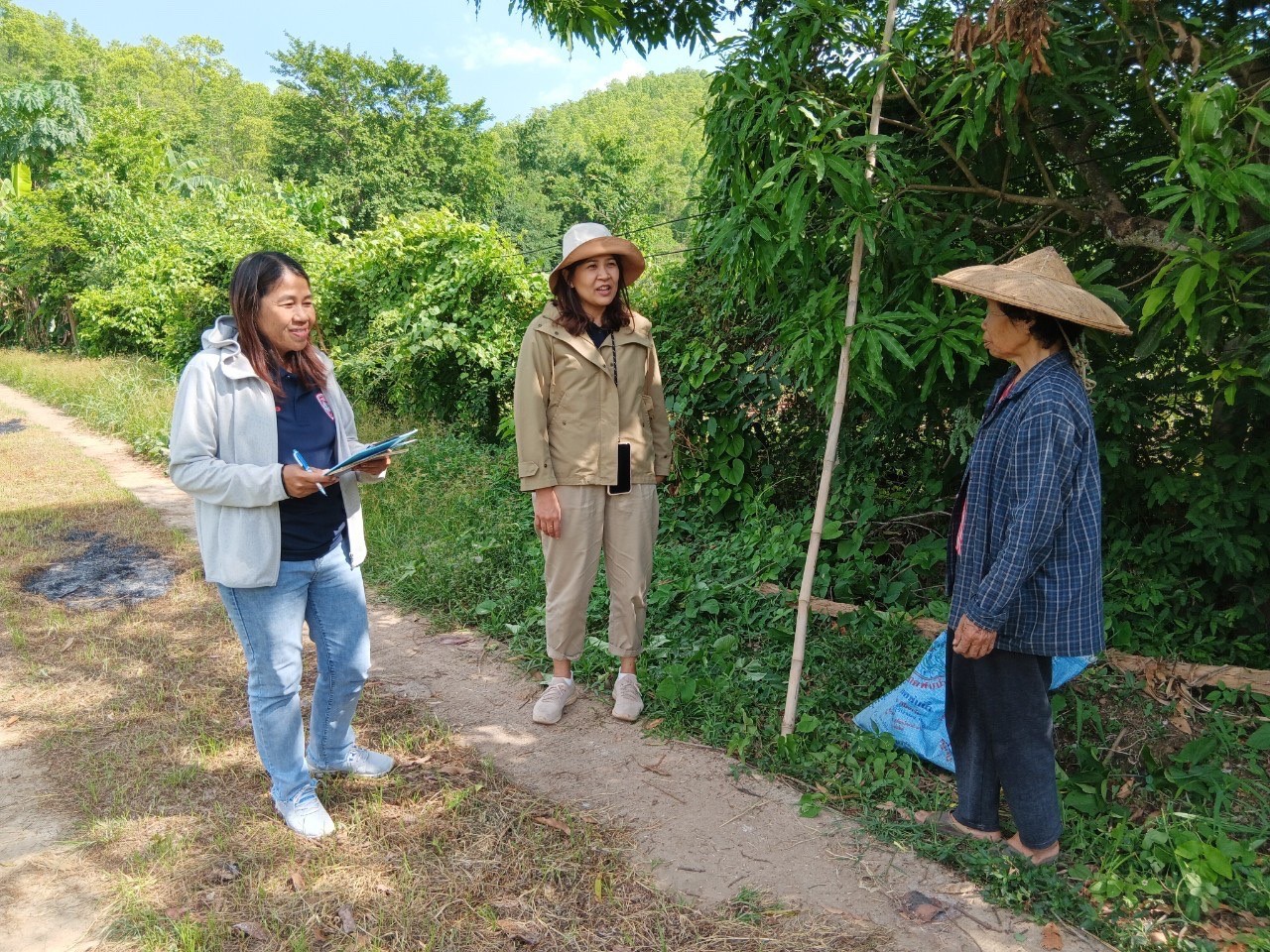 ศูนย์สารสนเทศการเกษตร ปฏิบัติราชการต่างจังหวัด เพื่อสำรวจในการจัดเก็บค่าพิกัดเนื้อที่ยืนต้นส้มเขียวหวาน...