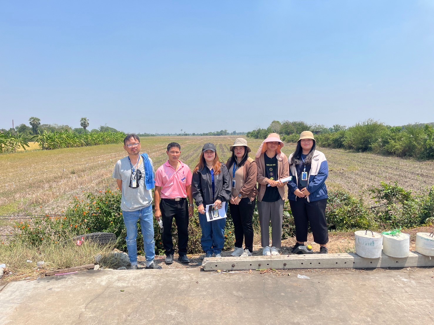 ศสส. ลงพื้นที่สำรวจเพื่อหาแปลงตัวอย่างในการจัดเก็บค่าการเจริญเติบโตของข้าวเพื่อหาความสัมพันธ์กับข้อมูลดาวเทียมในการพัฒนาแบบจำลองพยากรณ์ผลผลิต