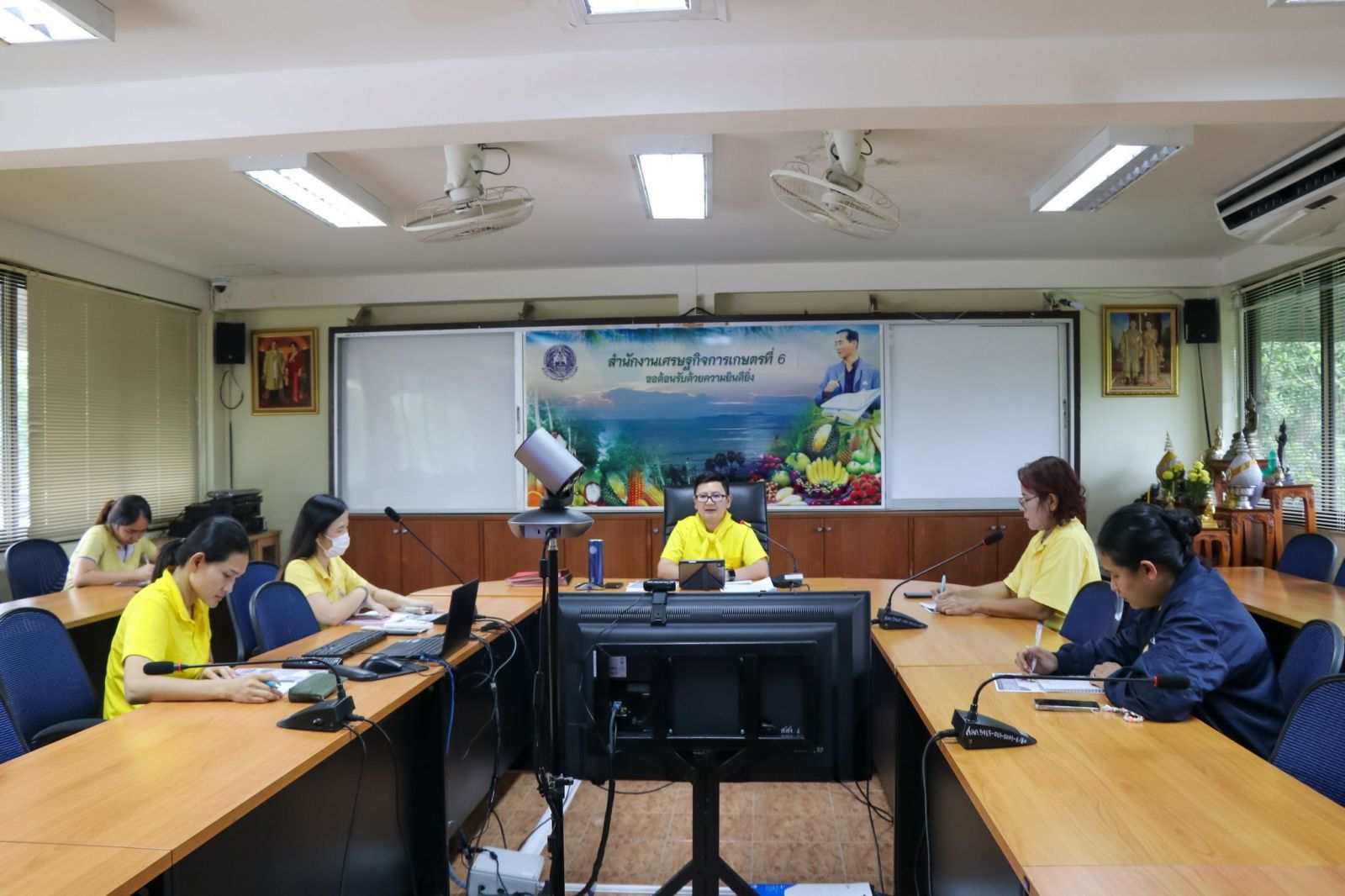 นางสาวนริศรา เอี่ยมคุ้ย ผอ.สศท.6 เป็นประธานการประชุมส่วนแผนพัฒนาเขตเศรษฐกิจการเกษตร ณ ห้องประชุม 1 สำนักงานเศรษฐกิจการเกษตรที่ 6 โดย ผอ.สศท. 6 ได้มอบนโยบายการทำงาน การวางแผนการปฏิบัติงาน  และการติดตามผลการดำเนินงาน