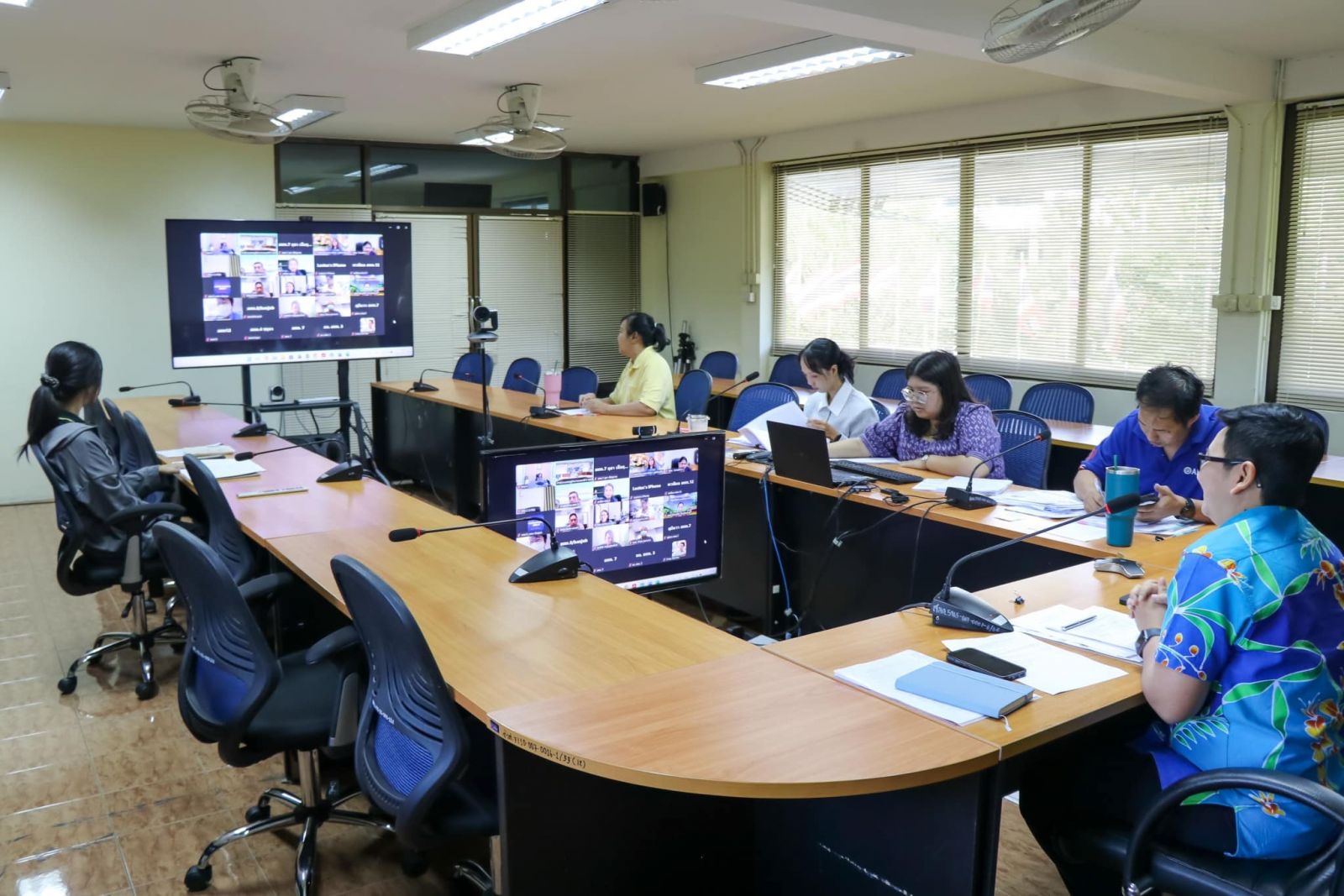  นางสาวนริศรา เอี่ยมคุ้ย ผอ.สศท.6 ในฐานะประธานคณะอนุกรรมการพัฒนางานด้านวิจัยเศรษฐกิจการเกษตรและติดตามประเมินผล พร้อมด้วยคณะอนุกรรมการฯ 